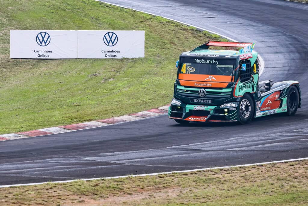 Caminhão de corrida na pista de corrida, destaque para velocidade e desempenho em circuito de racing.