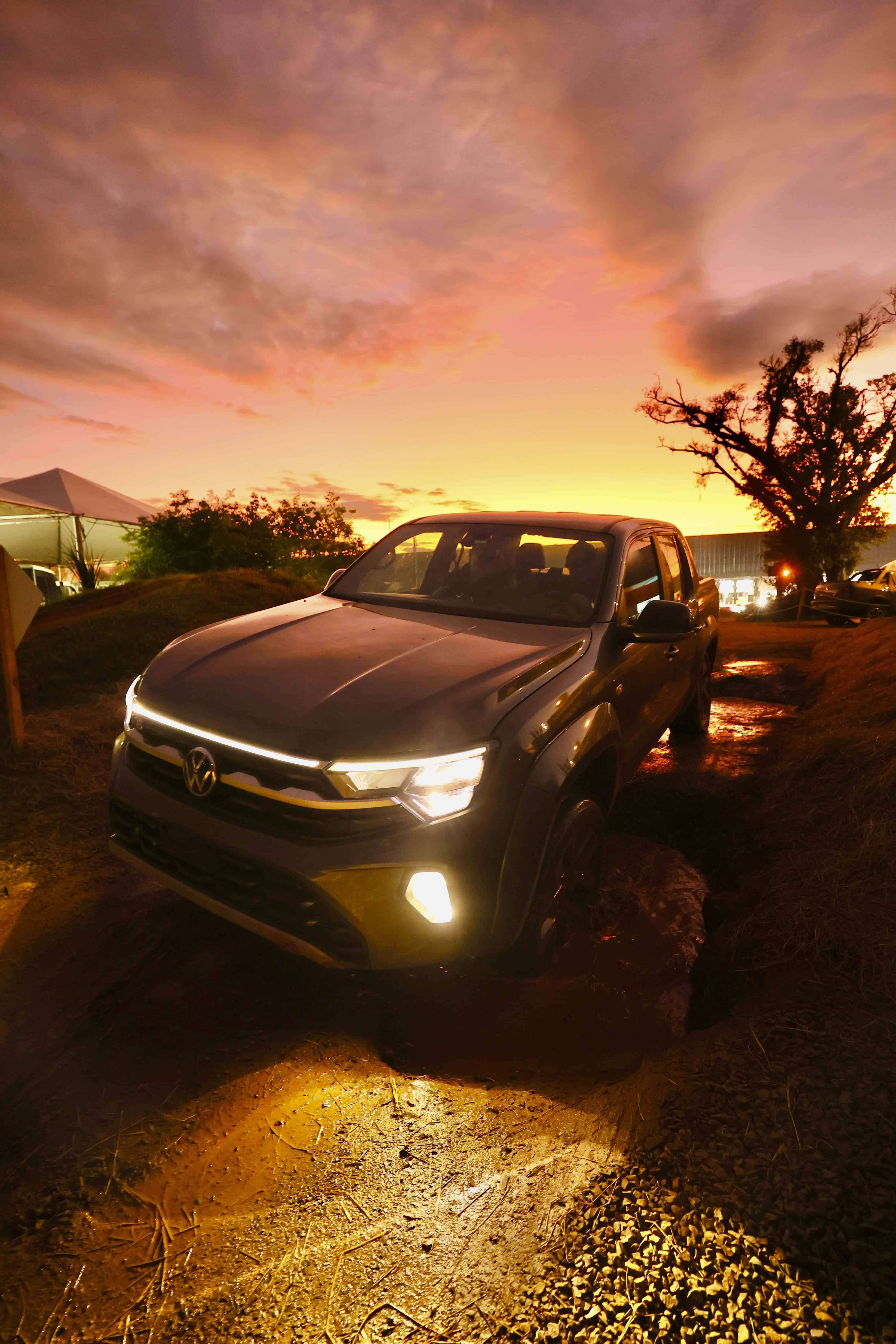 Carro Volkswagen Amarok em ambiente externo ao entardecer.