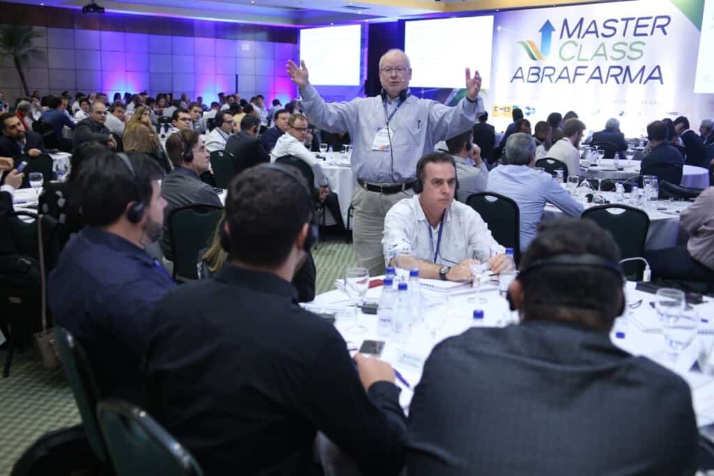 Palestrante em treinamento Master Class Abrafarma com participantes atentos.